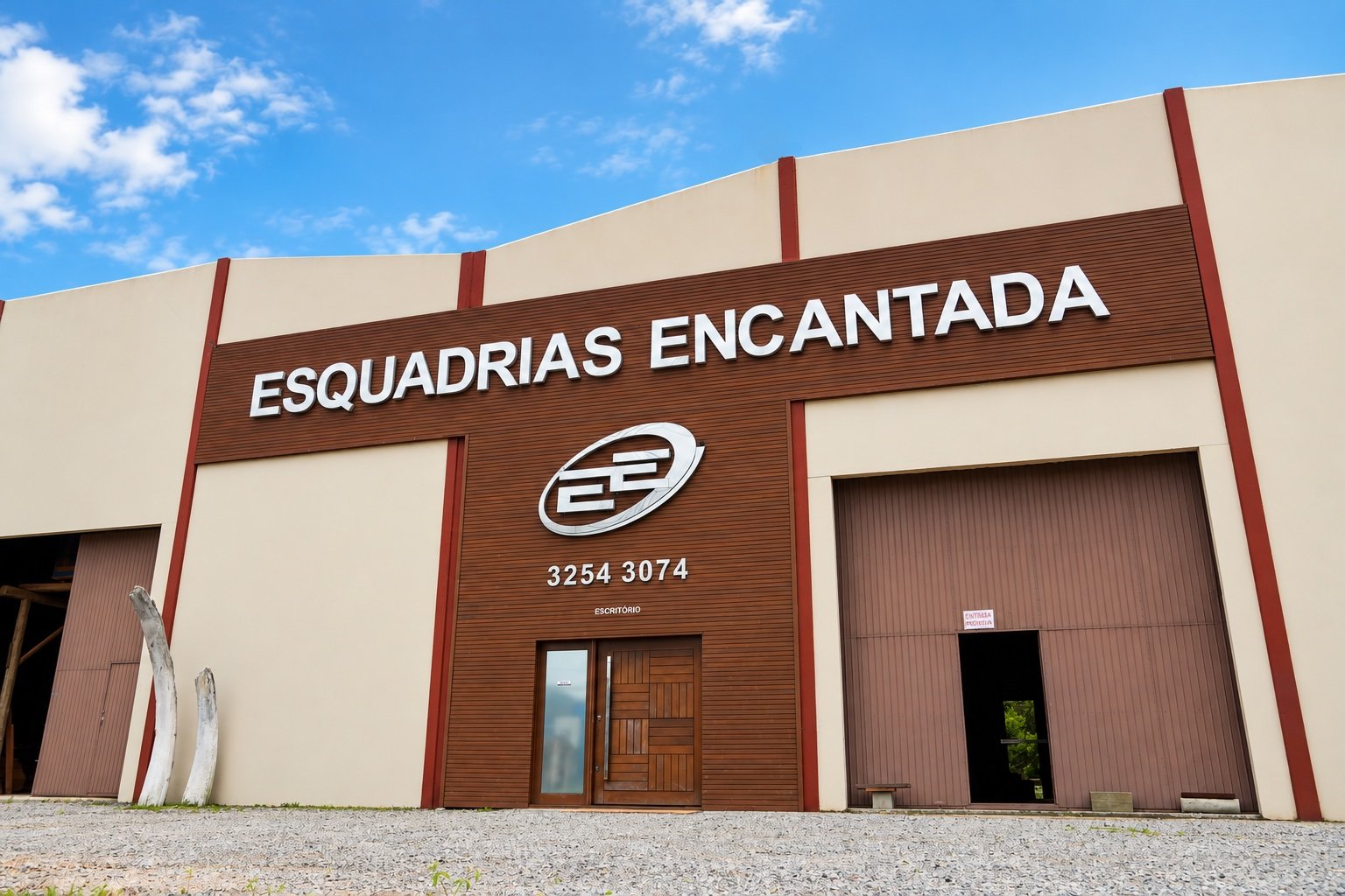 Fachada da fábrica da Esquadrias Encantada na SC-434, Garopaba