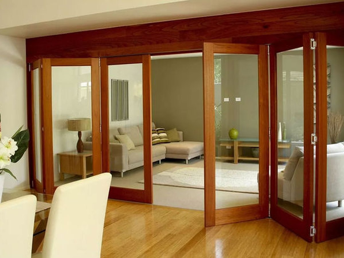 Portas camarão em madeira maciça integrando sala e jardim