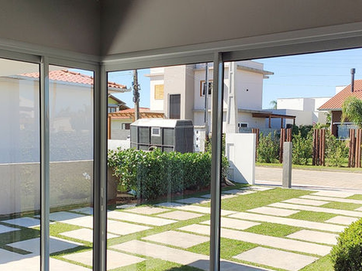 Portas de correr em alumínio branco com vista para o pátio