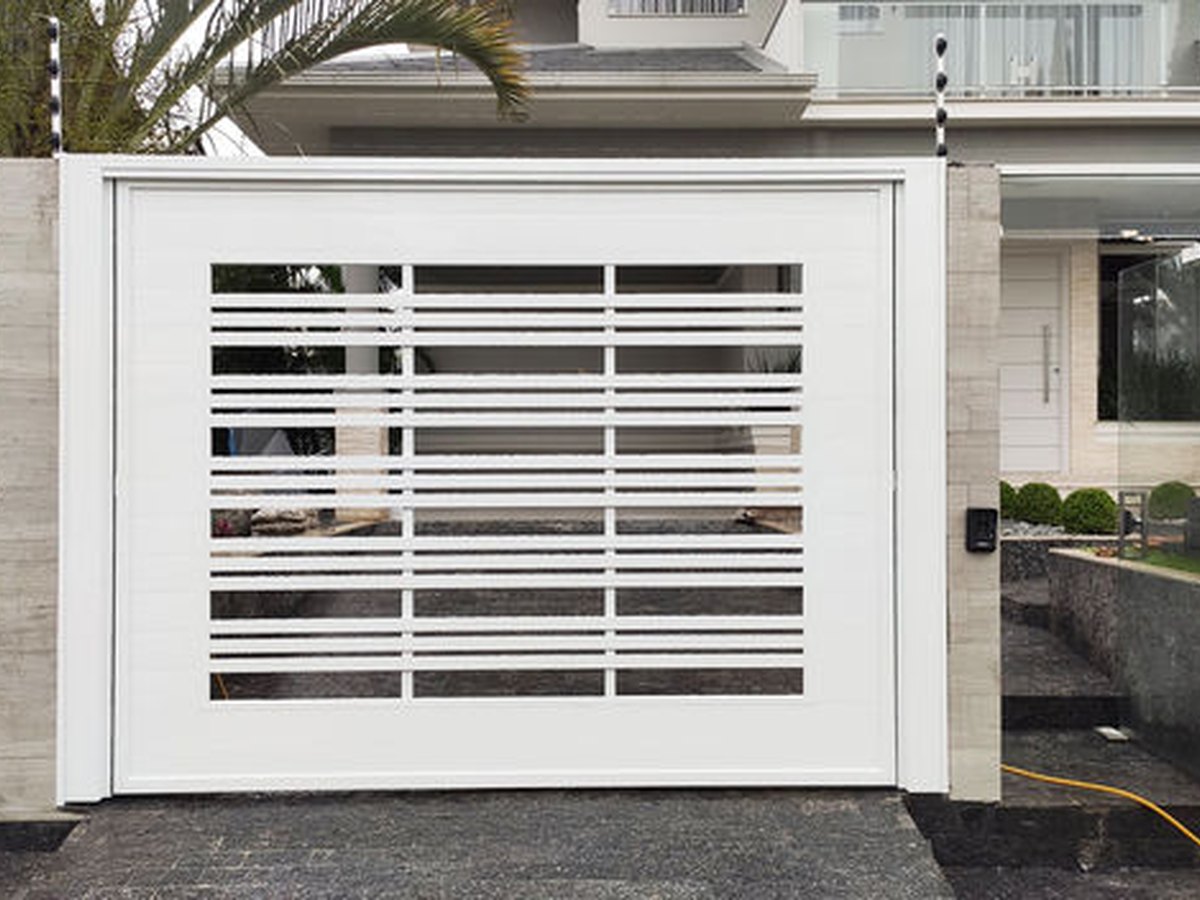 Portão de alumínio branco em entrada de garagem